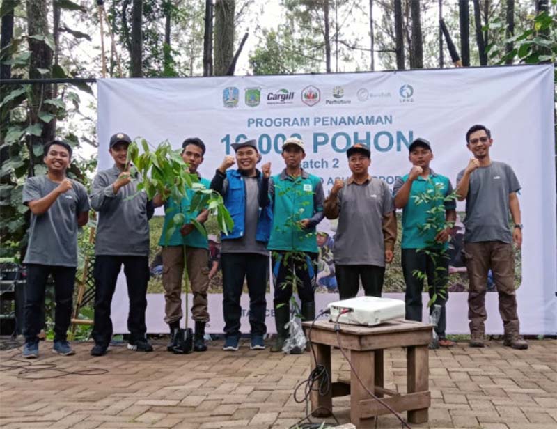 Cargill dan Masyarakat Lokal Tanam 5.000 Pohon Untuk Lestarikan Sumber Air di Gunung Arjuna, Pasuruan, Jawa Timur. [FOTO : Tim MEdia]