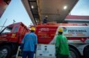 Kolaborasi Awak Mobil Tangki (AMT) dan operator SPBU Pertamina saat memastikan kelancaran distribusi bahan bakar di Lombok. (FOTO : Dok. Pertamina)