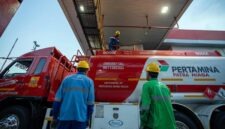 Kolaborasi Awak Mobil Tangki (AMT) dan operator SPBU Pertamina saat memastikan kelancaran distribusi bahan bakar di Lombok. (FOTO : Dok. Pertamina)