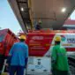 Kolaborasi Awak Mobil Tangki (AMT) dan operator SPBU Pertamina saat memastikan kelancaran distribusi bahan bakar di Lombok. (FOTO : Dok. Pertamina)