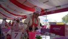 AKSI SEMIFINAL: Salah satu finalis Bright Gas Cooking Competition (BGCC) 2026 regional Tegal sedang fokus mengolah bahan masakan di meja nomor 7 menggunakan produk Bright Gas, Minggu (9/8/2026). (FOTO : Dok. Pertamina)