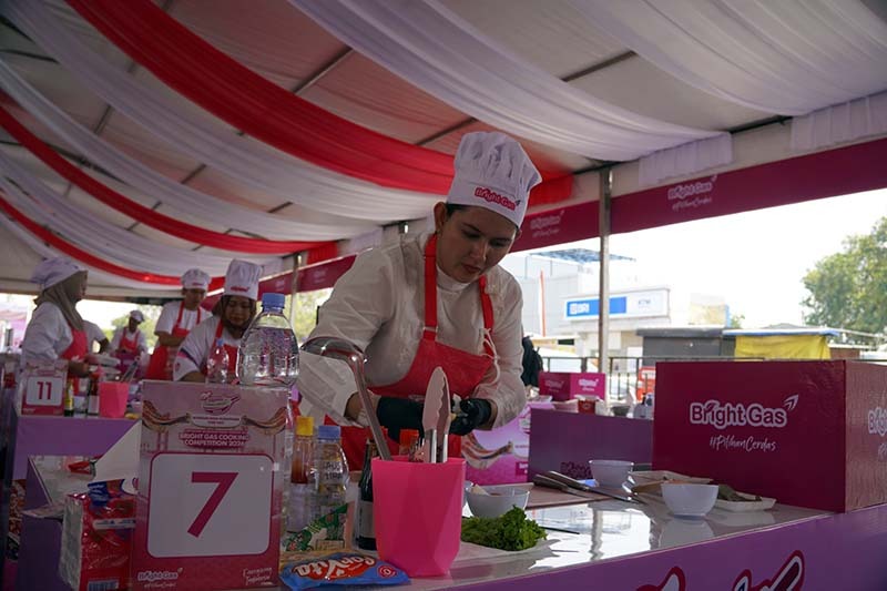 AKSI SEMIFINAL: Salah satu finalis Bright Gas Cooking Competition (BGCC) 2026 regional Tegal sedang fokus mengolah bahan masakan di meja nomor 7 menggunakan produk Bright Gas, Minggu (9/8/2026). (FOTO : Dok. Pertamina)