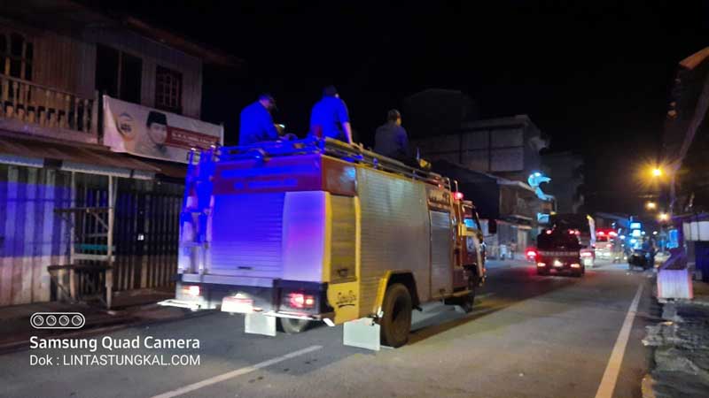 Petugas Pemadam Kebakaran dan Penyelamatan Kabupaten Tanjung Jabung Barat saat memberikan himbauan antisipasi kebakaran, Selasa (17/5/22) Malam. FOTO : LT