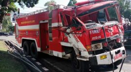 Kondisi Salah Satu Mobil Tangki Damkar Kota Jambi yang Ringsek Pasca Insiden Tabrakan. FOTO : Noval.