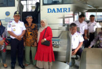 FOTO : Kepala Dinas Perhubungan Tanjab Barat Syamsul Jauhari, S.Sos pada Hari Operasional trayek reguler Damri dari Kecamatan Senyerang, Pengabuan (Teluk Nilau), Selasa (28/01/20)