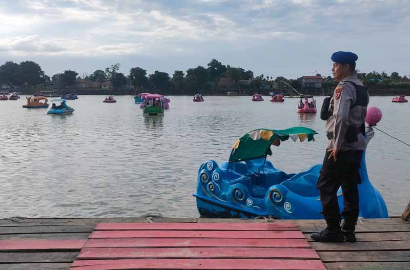Personel Dit Polairud Polda Jambi Disiagakan di Lokasi Wisata Danau Sipin Jambi. FOTO : Dhea