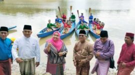 Bupati Muaro Jambi Hj. Masnah Busro menghadiri acara Ulang Tahun Desa Tanjung Lanjut Kecamatan Sekernan, Kabupaten Muaro Jambi, Provinsi Jambi, Minggu (23/1/22). FOTO : Noval