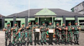 Dandim 0416/Bute Letkol Inf Arief Widyanto, S.E,. M.Han Berikan Penghargaan ke Personel Saat Pimpin Korp Raport Masuk dan Pindah Satuan. FOTO : PENDIM