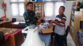 Dandim 0416/Bute Letkol Inf Arief Widyanto saat Seahkan Bantuan Peralatan Audio ke SD Negeri 97/II Muara Bungo. FOTO : PENDIM