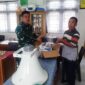 Dandim 0416/Bute Letkol Inf Arief Widyanto saat Seahkan Bantuan Peralatan Audio ke SD Negeri 97/II Muara Bungo. FOTO : PENDIM