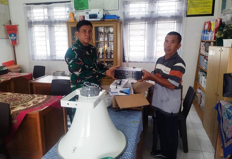 Dandim 0416/Bute Letkol Inf Arief Widyanto saat Seahkan Bantuan Peralatan Audio ke SD Negeri 97/II Muara Bungo. FOTO : PENDIM