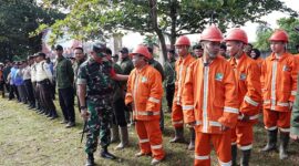 Komandan Kodim 0416/Bute, Letkol Inf Dedy Pungky Irawanto, S.I.P., M.I.Pol, memimpin Apel Gelar Pasukan Siaga Darurat Menghadapi Bencana Kebakaran Hutan dan Lahan (Karhutla) tahun 2025