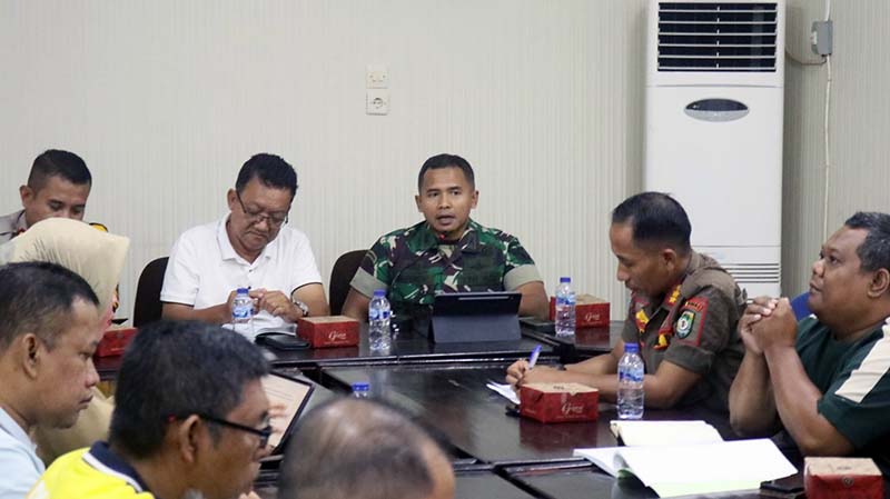 Dandim 0416/Bute, Letkol Inf Arief Widyanto, S.E., M.Han Saat Hadiri Rapat Koordinasi terkait penertiban Penambangan Emas Tanpa Izin (PETI) di Desa Sungai Telang, Kecamatan Bathin III Ulu di Ruang Rapat Asisten Setda Kabupaten Bungo, Jumat (10/01/25). FOTO : PENDIM