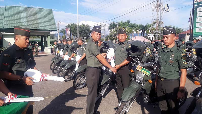 Dandim 0417/Kerinci Letkol Inf Eko Budiarto S.I.P, M.I.P Pimpin Penyerahan Sepeda Mootor Dinas kepada Para Babinsa. FOTO : Pendim.