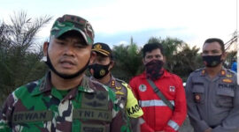 FOTO : Komandan Kodim (Dandim) 0419/Tanjab, Letkol. Inf. Erwan Susanto, S.IP saat Melakukan Pemadaman Kebakaran Perekbunan di Dusun Karya Lestari, Desa Muntialo, Kecamatan Betara, Senin (31/08/20).
