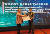 Dandim 0419/Tanjab Letkol Kav Muslim Rahim Tompo menerima Piagam penghargaan yang diserahkan oleh Kepala BKKBN Provinsi Jambi Anwar Ibrahim, Selasa (28/2/23). FOTO : Ist