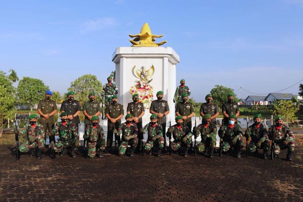 FOTO : Kodim 0419/Tanjab gelar Upacara Ziarah dan Tabur Bunga di Taman Makam Pahlawan (TMP) Yudha Satria Pengabuan, Hari Juang Tentara Nasional Indonesia Angkatan Darat Tahun 2021, Selasa (14/12/21). 