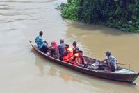 Danramil 0415-09 Telanaipura Mayor Arm Irfan Bersama Forkopimcam Gunakan Ketek Susuri Lokasi Banjir Himbau Warga Terus Waspada. FOTO : DHEA