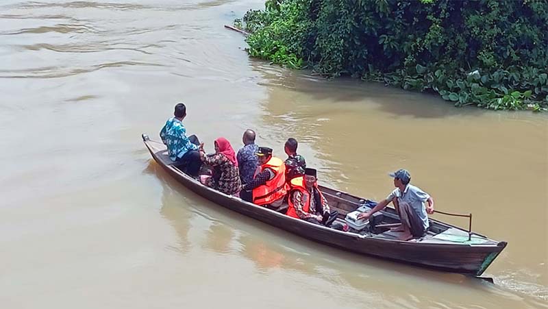 Danramil 0415-09 Telanaipura Mayor Arm Irfan Bersama Forkopimcam Gunakan Ketek Susuri Lokasi Banjir Himbau Warga Terus Waspada. FOTO : DHEA