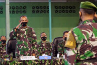 FOTO : Danrem 042/Gapu Brigjen TNI M. Zulkifli memberikan jam Komandan kepada anggota Militer dan PNS Korem 042/Gapo bertempat dilapangan Tenis Indoor Korem 042/Gapu, Selasa (20/04/21).