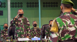 FOTO : Danrem 042/Gapu Brigjen TNI M. Zulkifli memberikan jam Komandan kepada anggota Militer dan PNS Korem 042/Gapo bertempat dilapangan Tenis Indoor Korem 042/Gapu, Selasa (20/04/21).