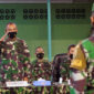 FOTO : Danrem 042/Gapu Brigjen TNI M. Zulkifli memberikan jam Komandan kepada anggota Militer dan PNS Korem 042/Gapo bertempat dilapangan Tenis Indoor Korem 042/Gapu, Selasa (20/04/21).