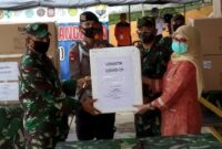 FOTO : Danrem 042/Garuda Putih Kolonel Kav M. Zulkifli secara simbolis bantuan APD dari Kementerian Kesehatan RI kepada Dinas Kesehatan Provinsi Jambi diwakili Kabid Sumber Daya Kesehatan dr. Dian Agustiana Rozy di Posko Gugus Tugas Penanganan Covid-19 Prov Jambi, Jumat (15/05/20).