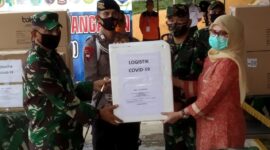 FOTO : Danrem 042/Garuda Putih Kolonel Kav M. Zulkifli secara simbolis bantuan APD dari Kementerian Kesehatan RI kepada Dinas Kesehatan Provinsi Jambi diwakili Kabid Sumber Daya Kesehatan dr. Dian Agustiana Rozy di Posko Gugus Tugas Penanganan Covid-19 Prov Jambi, Jumat (15/05/20).
