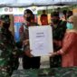 FOTO : Danrem 042/Garuda Putih Kolonel Kav M. Zulkifli secara simbolis bantuan APD dari Kementerian Kesehatan RI kepada Dinas Kesehatan Provinsi Jambi diwakili Kabid Sumber Daya Kesehatan dr. Dian Agustiana Rozy di Posko Gugus Tugas Penanganan Covid-19 Prov Jambi, Jumat (15/05/20).