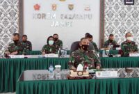 FOTO : Danrem 042/Gapu Brigjen TNI M. Zulkifli Saat Mengikuti Rapat Evaluasi Pelaksanaan Program Kerja dan Anggaran Kodam II/Swj tahun 2020 melalui Video Conference, Selasa (29/12/20).