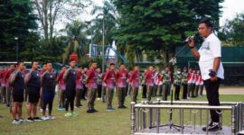 Danrem 042/Gapu Brigjen TNI Supriono Saat Pemgarahan Apel Olahraga di lapangan upacara Makorem, Jumat (12/8/22) pagi. FOTO : Penrem.