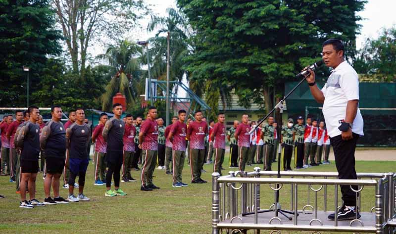 Danrem 042/Gapu Brigjen TNI Supriono Saat Pemgarahan Apel Olahraga di lapangan upacara Makorem, Jumat (12/8/22) pagi. FOTO : Penrem.