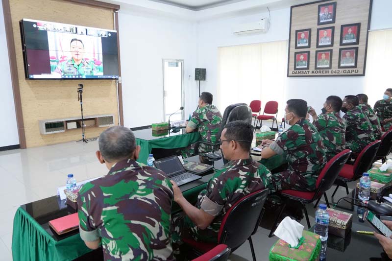 Danrem 042/Gapu Brigjen TNI Supriono, S.IP., M.M Beri Arahan Kepada Komandan Satuan, Jumat (4/3/22). FOTO PENREM