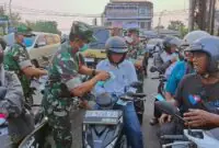 Danrem 042/Garuda Putih Brigjen TNI Nyamin, S.I.P., M.M dan personel TNI membagikan masker secara gratis kepada para pengendara sepeda motor dan masyarakat yang melintas di kawasan Simpang 5 Jelutung, Kota Jambi, Senin (24/8/2026). (Foto: Penrem 042/Gapu).