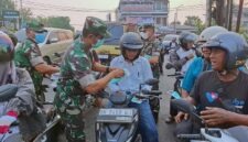 Danrem 042/Garuda Putih Brigjen TNI Nyamin, S.I.P., M.M dan personel TNI membagikan masker secara gratis kepada para pengendara sepeda motor dan masyarakat yang melintas di kawasan Simpang 5 Jelutung, Kota Jambi, Senin (24/8/2026). (Foto: Penrem 042/Gapu).