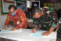 FOTO : Danrem 042/Gapu, Brigjen TNI M.Zulkifli menerima Piagam Penghargaan dari Kepala Perwakilan BKKBN Provinsi Jambi Munawar Ibrohim diruang Puskodal Makorem 042/Gapu, Jum'at (04/09/20).