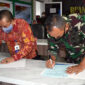 FOTO : Danrem 042/Gapu, Brigjen TNI M.Zulkifli menerima Piagam Penghargaan dari Kepala Perwakilan BKKBN Provinsi Jambi Munawar Ibrohim diruang Puskodal Makorem 042/Gapu, Jum'at (04/09/20).