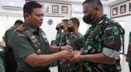 Danrem 042/Gapu Brigjen TNI Supriono didampingi Direktur PT Rimba Guna Makmur Rifka Secara Simbolis Menyerahkan Kunci Perumahan Mandalo Residence Program TWP TNI-AD kepada salah satu Prajurit di ruang rapat Makorem, Rabu (25/5/22). FOTO : Penrem.
