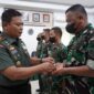 Danrem 042/Gapu Brigjen TNI Supriono didampingi Direktur PT Rimba Guna Makmur Rifka Secara Simbolis Menyerahkan Kunci Perumahan Mandalo Residence Program TWP TNI-AD kepada salah satu Prajurit di ruang rapat Makorem, Rabu (25/5/22). FOTO : Penrem.