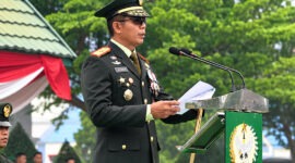 Brigjen TNI Nyamin, S.I.P., M.M. (tengah), bertindak sebagai Inspektur Upacara dalam rangka memperingati HUT ke-81 TNI di Jambi, Senin (5/10/2026). (FOTO : Dok. PENREM)