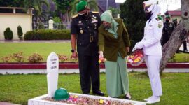 Danrem 042/Gapu Brigjen TNI M. Zulkifli Saat Ziarah Hari Juang TNI AD Tahun 2021 dan HUT Kodam II Sriwijaya ke 76, di Taman Makam Pahlawan (TMP) Satria Bhakti Kota Jambi, Selasa (14/12/21). FOTO : Penrem