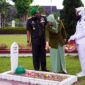 Danrem 042/Gapu Brigjen TNI M. Zulkifli Saat Ziarah Hari Juang TNI AD Tahun 2021 dan HUT Kodam II Sriwijaya ke 76, di Taman Makam Pahlawan (TMP) Satria Bhakti Kota Jambi, Selasa (14/12/21). FOTO : Penrem