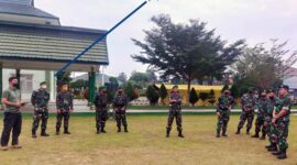 Danrem 042/Gapu Brigjen TNI M. Zulkifli Melakukan Uji Coba 6 Unit Drone di lapangan hijau Makorem 042/Gapu, Senin (17/1/22). FOTO : Penrem
