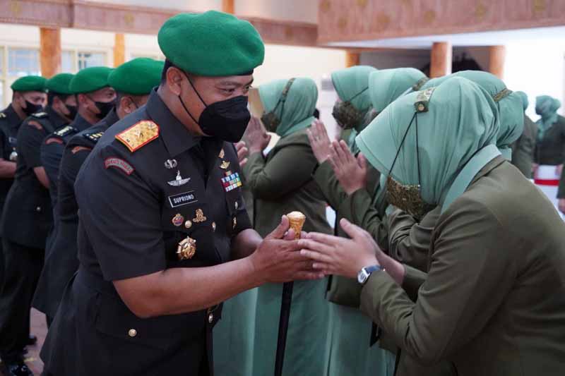 Danrem 042/Gapu Brigjen TNI Supriono, S.IP., M.M Saat Hadiri Peringatan HUT Persit Ke-76