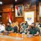 Danrem 042/Gapu Brigjen TNI Supriono Vicon Rapat Koordinasi Nasional Penanggulangan Bencana Tahun 2022 bertempat di ruang Rapat Kantor Gubernur Jambi, Rabu (23/02/22). FOTO : PNREM.
