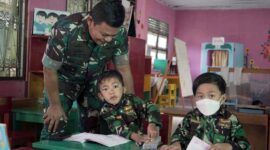 Brigjen TNI Supriono, menyempatkan diri meninjau sekolah dibawa yayasan kartika, yaitu SD Kartika II-4 dan TK Kartika II-23, di belakang Makorem, Jl. Jend Urip Sumoharjo Kel. Sungai Putri Kec. Danau Sipin Kota Jambi, Selasa (31/5/22)