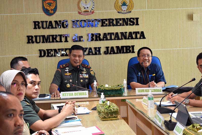 Danrem 042/Gapu Brigjen TNI Supriono saat Hadiri Rapat Dewan Pengawas Rumkit Dr. Bratanata Jambi, Kamis (06/04/23). FOTO : PENREM