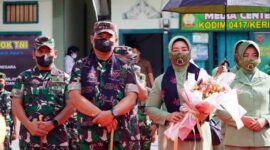 Danrem 042/Gapu Brigjen TNI Supriono dengan didampingi Ketua Persit KCK Koorcab Rem 042 PD II/Sriwijaya Ny. Wiwik Supriono di Kodim 0417/Kerinci. FOTO : PENREM.