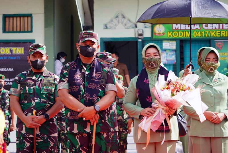 Danrem 042/Gapu Brigjen TNI Supriono dengan didampingi Ketua Persit KCK Koorcab Rem 042 PD II/Sriwijaya Ny. Wiwik Supriono di Kodim 0417/Kerinci. FOTO : PENREM.
