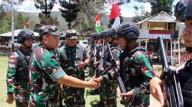 Danrem 042/Gapu Brigjen TNI Supriono dampingi Pangdam II/Swj Mayjen TNI Hilman Hadi mengunjungi Satgas Pamtas RI - PNG Yonif Raider 142/KJ di wilayah Papua, Rabu (21/9/22). FOTO : PENREM
